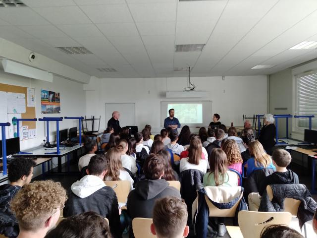 Les élèves du collège de la vallée du Lys à l'écoute des témoins